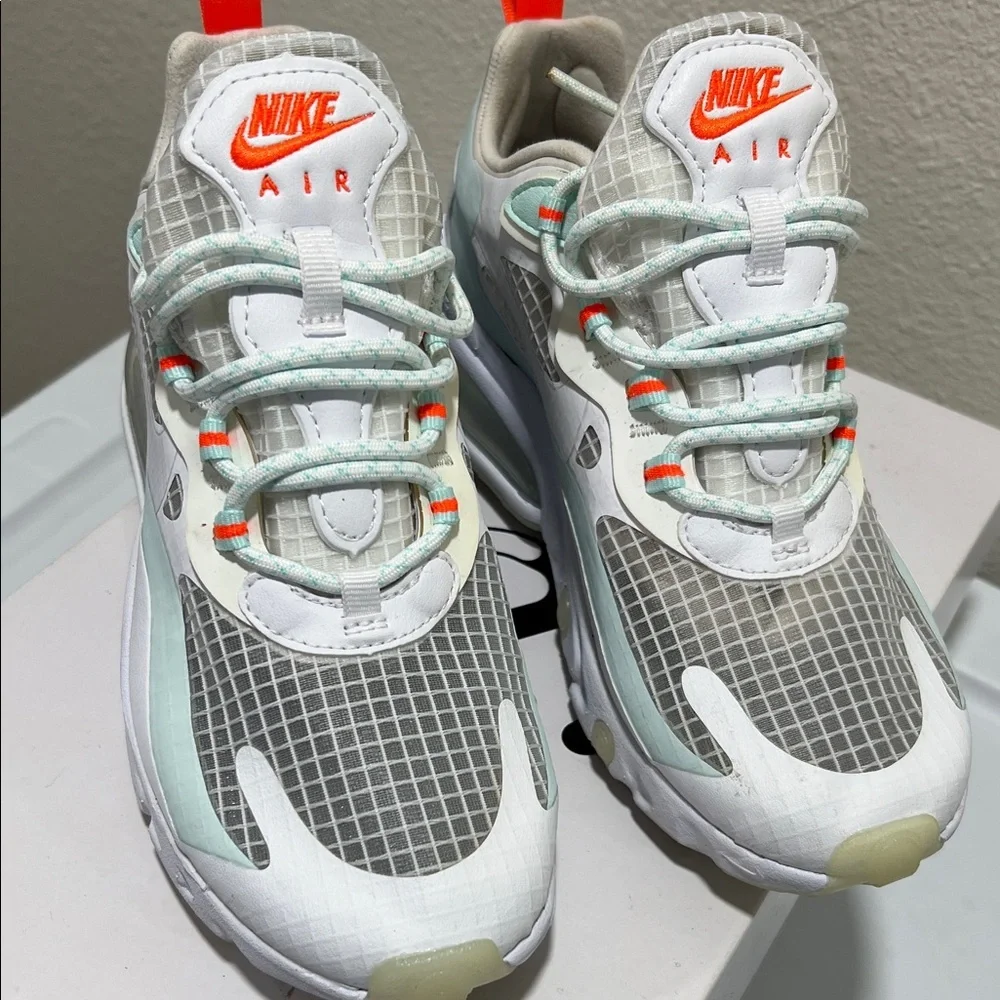 NEW-Nike W Air Max 270 React SE (Women's) size 6